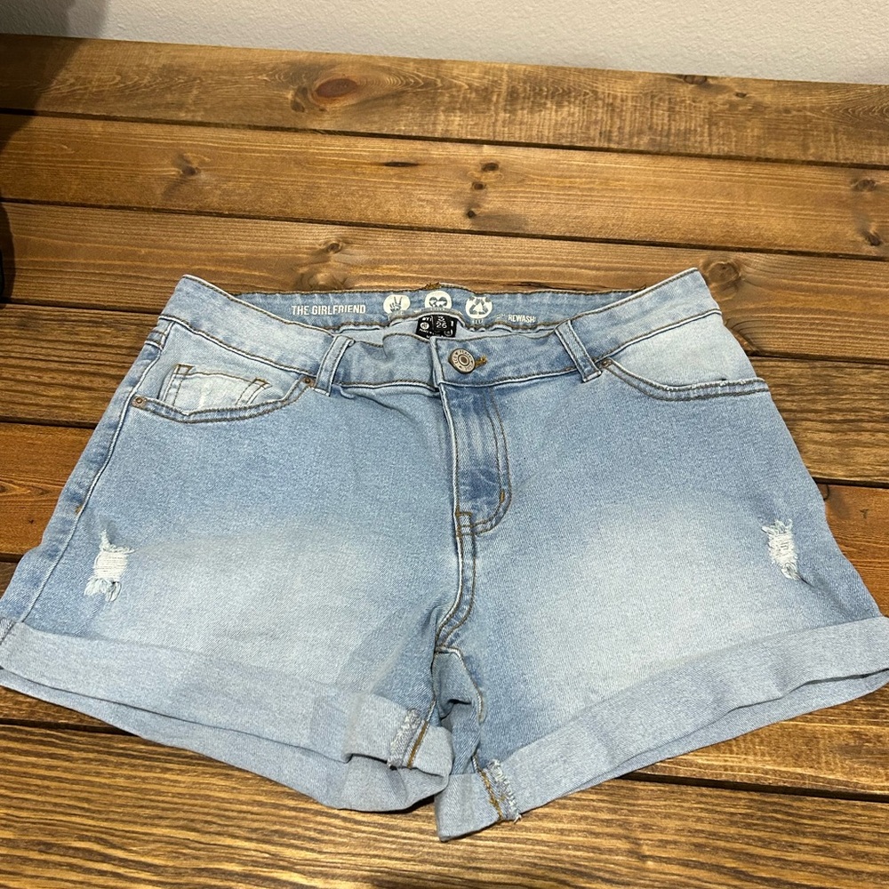 The Girlfriend short. Light wash